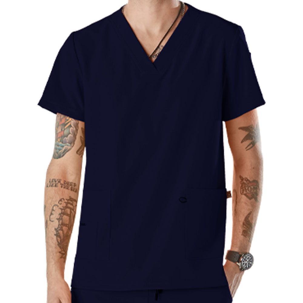 Hombre vistiendo pijama sanitario color azul marino con cuello en v y hebilla porta gafete